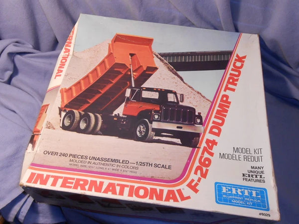 ERTL F-2674 S Series International Dump truck                        Plastic Model Kit