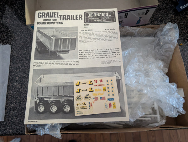 1/25 SCALE 3 AXLE DUMP TRAILER MODEL KIT  ERTL KIT