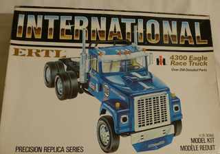 ERTL   INTERNATIONAL 4300 RACE  TRUCK  1/25 SCALE         PLASTIC MODEL KIT