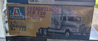 FREIGHTLINER FLD120 HI SLEEPER ITALERI  1/24   #738          Plastic Model kit