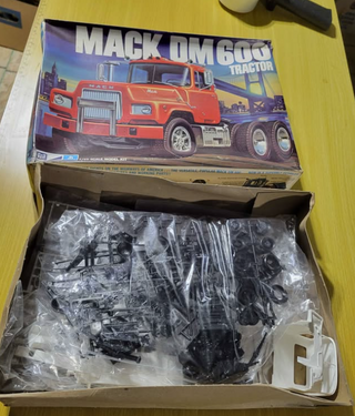 MACK DM 600 TRACTOR PLASTIC MODEL KIT  1/25 SCALE