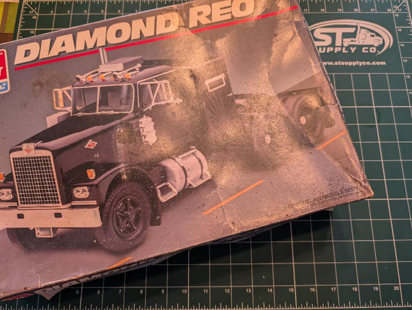 AMT  DIAMOND REO TRACTOR 1/25 scale     Plastic model kit