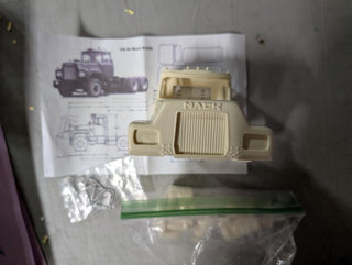 AITM  Mack  R-600  Resin Cab Conversion kit 1/25          cabs hood