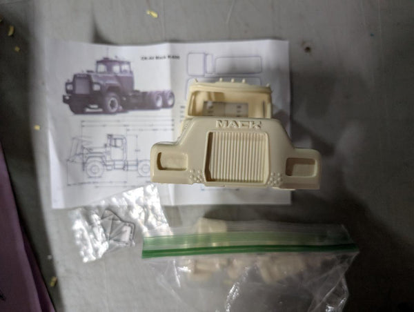 AITM  Mack  R-600  Resin Cab Conversion kit 1/25          cabs hood
