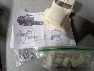 AITM  Mack  R-600  Resin Cab Conversion kit 1/25          cabs hood